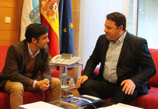 O alcalde de Frades e o conselleiro de Política Territorial estudan vías de colaboración para mellorar a prestación de servizos